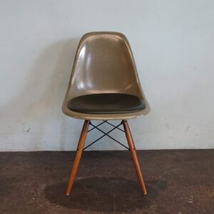 Eames Fiberglass Side Chair DSW