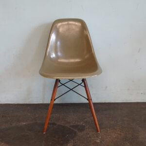 Eames Fiberglass Side Chair DSW