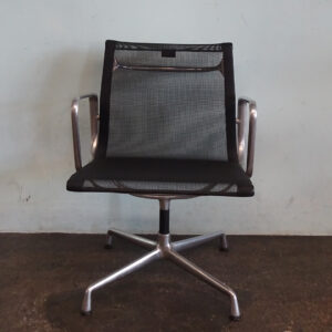 Armlehnstuhl Alu Chair EA 107